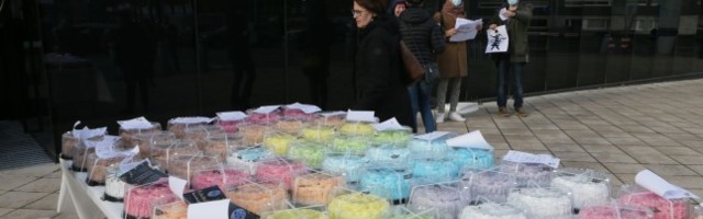 ÕL VIDEO JA GALERII | „TORDIVALITSUS!“ Protestijad saatsid Jüri Ratasele sada torti