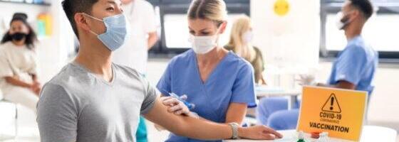 Mõned meditsiini-/õenduskoolid nõuavad endiselt COVID-19 vaktsiini