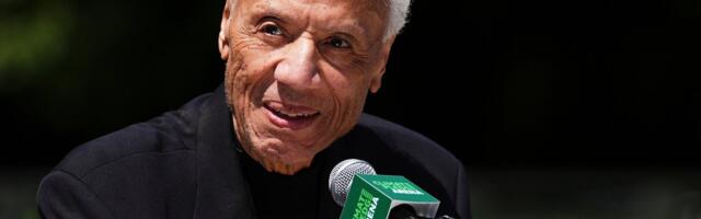 Suri nii korvpalluri kui treenerina kuulsuste halli valitud Lenny Wilkens 