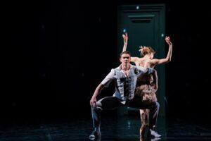 Valged ja mustad stiilimängud kehadele