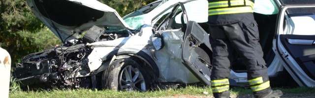 Reporter: Tapa vallas hukkus sõiduauto ja veoki kokkupõrkes 32-aastane mees