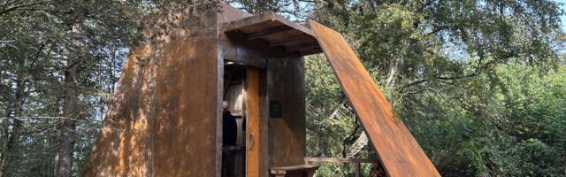 Eesti Kunstiakadeemia tudengid ehitasid Juminda poolsaare tippu kempsu Julla