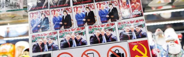 GALERII | Budapesti turul oli keelatud Putinit suudleva Trumpi pildiga külmkapimagneteid pildistada
