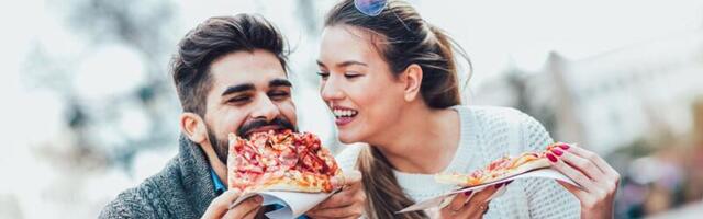 Mees sööb autos, sest naine näppab alati ta toitu