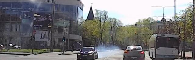 VIDEO | BMW juht tegi Estonia teatri ees ohtliku manöövri