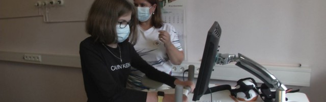 Reporter: Lõuna-Eesti lapsed said robotseadme, mis aitab mängu abil neil paraneda