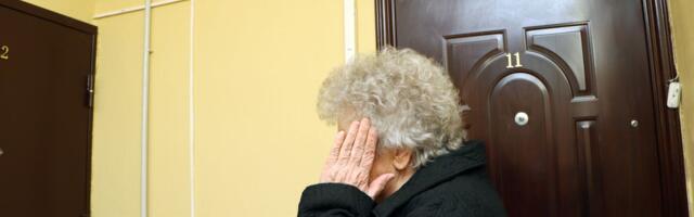 Eakas naaber taob öösiti kepiga vastu uksi