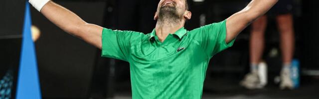 Vanameister Djokovic alistas maratonmängus Sinneri ja kohtub finaalis Alcaraziga