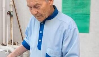 Kuressaare haiglas õnnitleti haigla raudvarast patoloog Jermolai Rodionovit