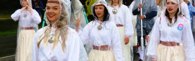 GALERII: hetked ja emotsioonid laulupeo rongkäigust