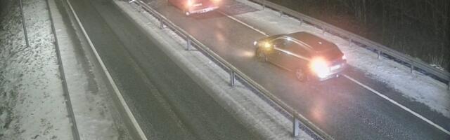 ILMATEADE | Maad katab lumi, teed on libedad. Kuusalus rullus sõiduauto katusele