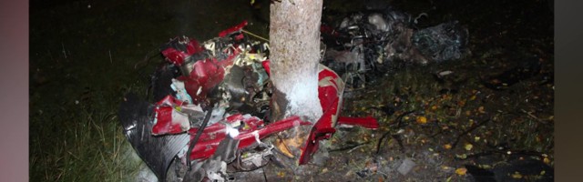 Reporter: Pärnu külje all Paikusel paiskus Porsche sirgel teelõigul vastu puud ja murdus pooleks