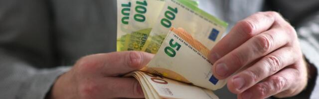 Soome miljonär jagas kaupluse fuajees inimestele rahatähti, personal sekkus ja peatas ta