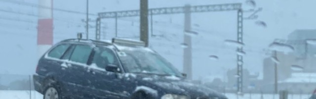 LUGEJA FOTOD | Tallinna kesklinnas kaotas juht auto üle kontrolli ja sõiduk maandus teepiirdele