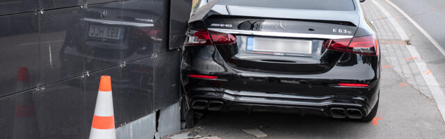 Jõe tänaval sõitis must Mercedes-Benz büroohoone külje maha