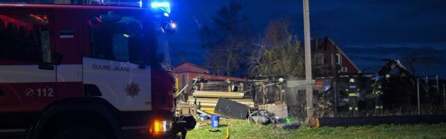 FOTOD | Varahommikul hävis Viljandimaal tulekahjus kõrvalhoone