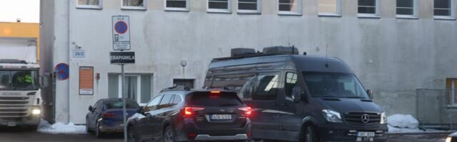 FOTOD | Omniva sorteerimisüksuses suitses postipakk, süüdi oli pakis avanenud autorooli turvapadi