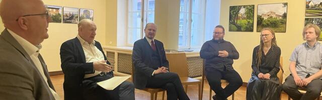 Riigikogu Eesti kirjanduse toetusrühm tähistas eesti kirjanduse päeva poeetilise tulevärgiga