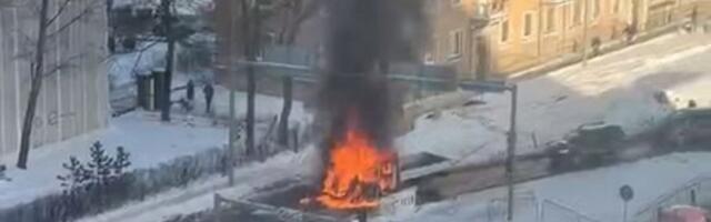 VIDEO | Tallinnas Peterburi teel põles auto