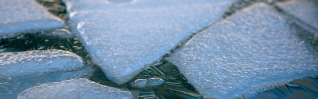 Tartu linnas kukkus Emajõkke kalda ääres mänginud laps