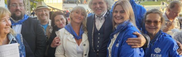 PÄEVAPILT: rahvas laulis Viljandis vabale Eestile, kohal oli ka EKRE segakoor