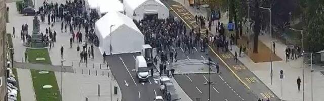 BLOKIRAN SAOBRAĆAJ NA RASKRSNICI BULEVARA KRALJA ALEKSANDRA I TAKOVSKE: Kordon policije na licu mesta! (FOTO)