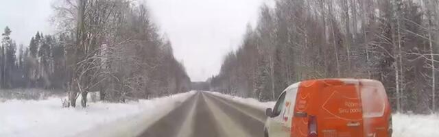 PARDAKAAMERA VIDEO | Valgas ärandas purjus mees Omniva postiauto ning otsustas politsei eest põgeneda