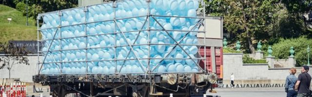 FOTOD | Juuniküüditamise ohvrite mälestamiseks toodi Vabaduse väljakule "Pisarate vagun"