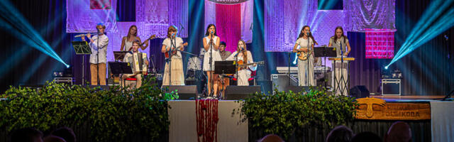 MOOSTE KUTSUB MUUSIKUID RAHVAMUUSIKATÖÖTLUSTE FESTIVALILE