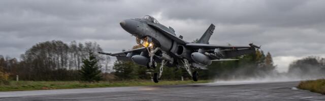 Canadian Air Force pilots conduct highway landing in Estonia