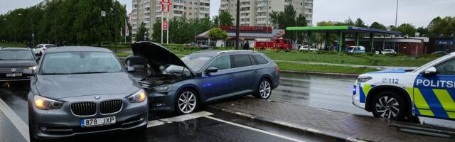 FOTOD | Autojuht niitis Tallinnas maha tankuri, vuras üle haljasala ja põrkas kokku teise autoga