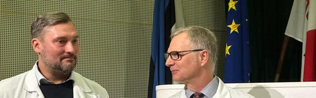 Prof Peep Talving annab Regionaalhaigla ülemarsti teatepulga üle dr Kristo Eriksonile