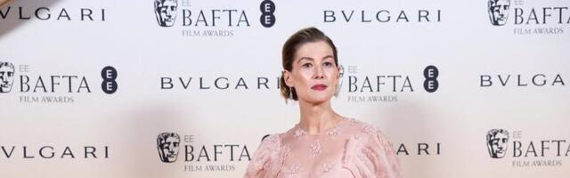 Näitlejanna Rosamund Pike`ile virutati keset tänavat vastu vahtimist