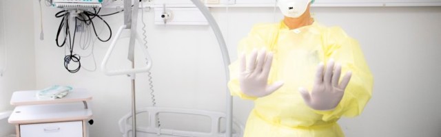 GRAAFIKUD | Haiglaravi vajavate koroonapatsientide osakaal on vähenenud, kuid keskmine vanus langenud. Noorte seas on naisi hospitaliseeritud meestest enam