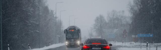 Transpordiamet hoiatab: teedel on suur libeduse oht ning õhtul tugevnev tuul toob kaasa teele langenud puid