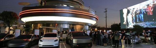 A $17 Hotdog and a Humanoid Robot Serving Popcorn: WIRED's Day at the Tesla Diner A $17 Hotdog and a Humanoid Robot Serving Popcorn: WIRED's Day at the Tesla Diner