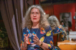 Harilik teatriaasta oma väheste tippudega