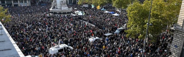 Prantsusmaal avaldati mitmel pool meelt mõrvatud kooliõpetaja toetuseks