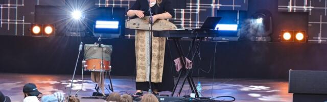 FOTOD | Kes kuulas lava ees, kes viskas muruplatsile pikali! Mari Kalkun andis kontserdi Viljandi folgil