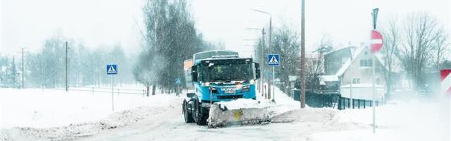 Tihe lumesadu tõi Tartus tänavatele kogu hooldustehnika