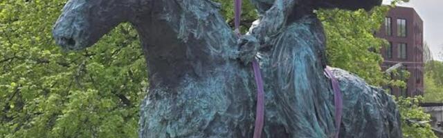 Esifeministi kummituslik ratsamonument tekitab kohalikes õõva