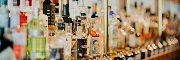 Valitsus astus sammu tagasi: alaealiste lubamine alkoholitöödele jäetakse ära – kriitika sundis plaane muutma