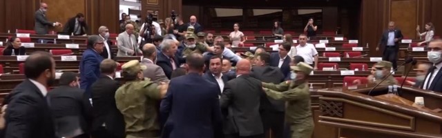 Reporter: Armeenia parlamendis lendasid pudelid ja välkusid rusikad