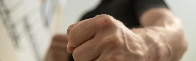 Joobes alaealine noormees ähvardas rongis kaasreisijat noaga