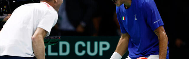 Tiitlikaitsja Itaalia marssis Davis Cupi finaalturniiril poolfinaali