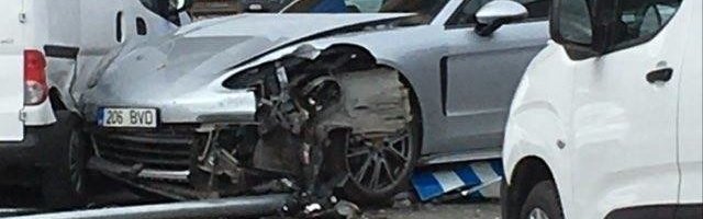 FOTOD | Porsche rammis Kristiines tänavavalgustusposti ja kaubikut