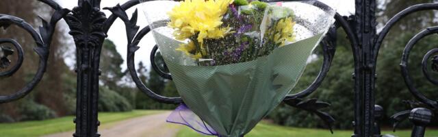 Kuninganna Elizabeth II poseerib sünnipäevafotol väga uhkete kaaslastega