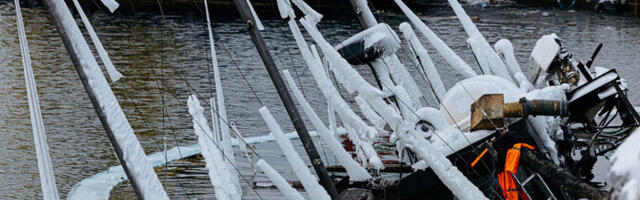 Galerii: lennusadamas teisaldatakse jäätumise ja tuule tõttu põhja vajunud laevu