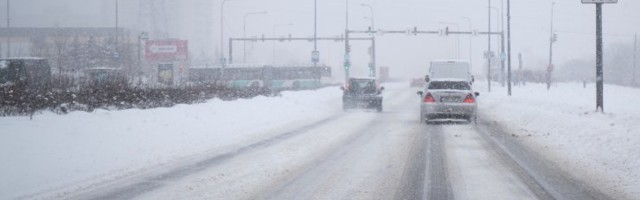 HOIATUS | Laupäeva hommikul saabub Eestisse lumetorm ja teed muutuvad libedaks