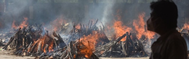 Huugavad krematooriumid ja pagevad ülirikkad. India koroonatragöödia võtab katastroofi mõõtmeid